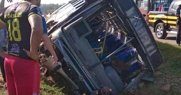 La Nación / Bus sufrió falla mecánica y cayó con 35 pasajeros