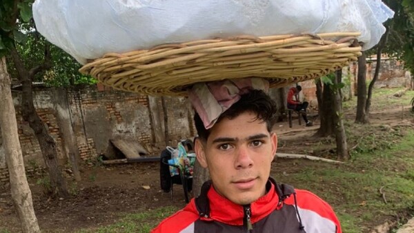 El crack chipero: Con la canasta llena de sueños, entre la pasión del fútbol y la lucha diaria
