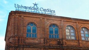 La primera en Paraguay: Universidad Católica recibe acreditación institucional de ANEAES