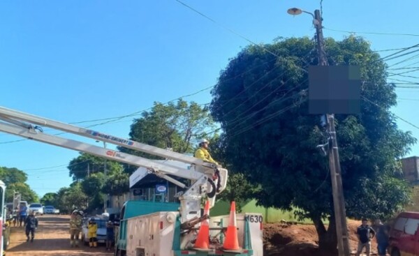 Electricista murió tras sufrir descarga eléctrica en columna