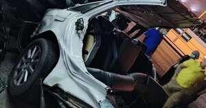 La Nación / Terrible accidente: perdió el control de su auto, chocó contra dos columnas de Ande y falleció