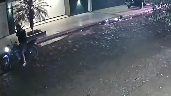 Video: Hombre dispara contra la puerta de una vivienda en Pedro Juan Caballero