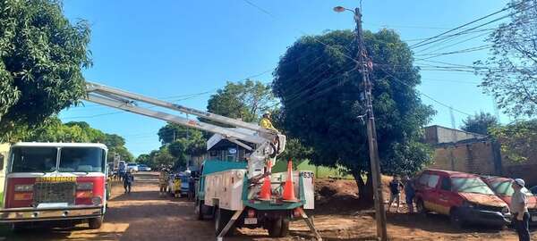 Electricista fallece al sufrir descarga eléctrica en una columna de la ANDE - ABC en el Este - ABC Color