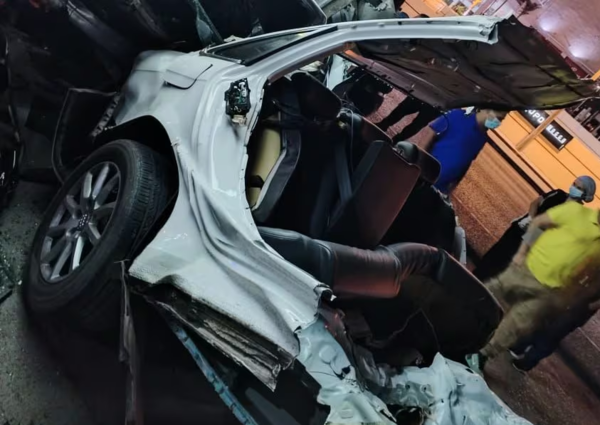 Terrible accidente: perdió el control de su auto, chocó contra dos columnas de Ande y falleció