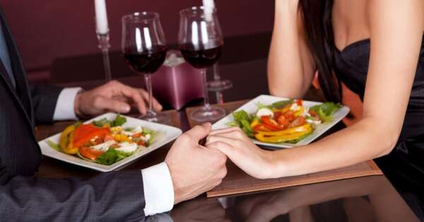 La Nación / Estudio revela que cenar temprano evita riesgo de ictus