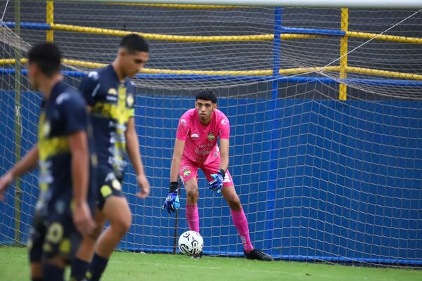 Con más de 2 metros de altura, joven encarnaceno es uno de los arqueros de Sportivo Trinidense