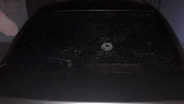 Baleó el auto de su vecino porque no le invitó asado