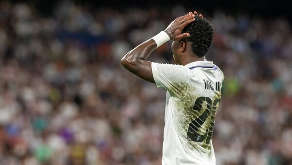 Drástica sanción a tres hinchas del Valencia por insultos racistas contra Vinicius en España