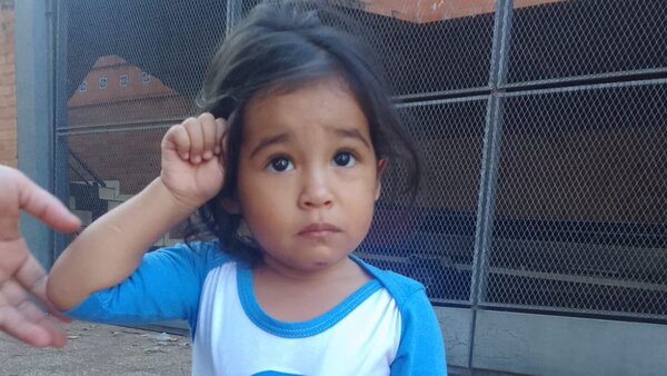 Buscan a padres de niña extraviada de 2 años en Asunción