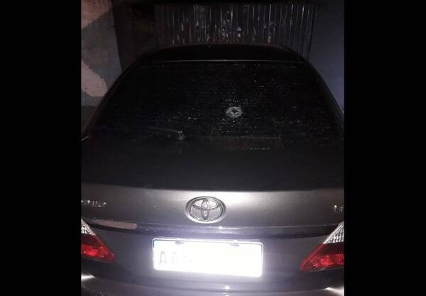 ¡Mañamina! Ipochy porque su vecino no le invitó asado y ¡baleó su auto!