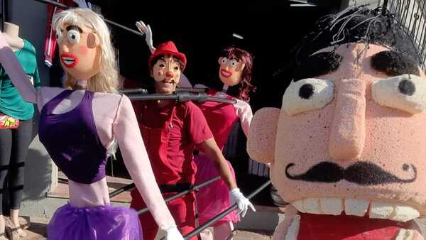 Con títeres bailables se ganan el pan de cada día en las calles