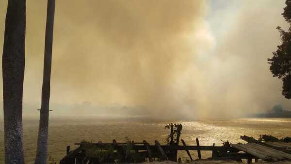 Video: Quemazón a orillas del río Paraguay provoca intenso humo en Puerto Casado