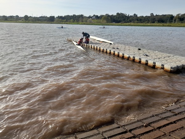 Remistas limpian el Poti´y para mejorar navegabilidad del subembalse