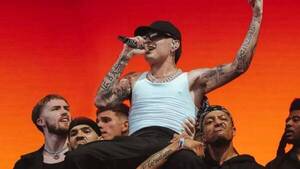 [VIDEO] ¡Peso Pluma se fracturó su pie en pleno concierto!