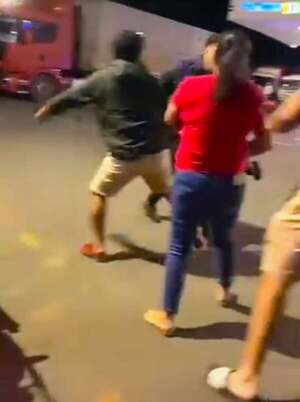 Video: dos mecánicos pelean con golpes de puño frente a menores de edad en Carapeguá - Nacionales - ABC Color