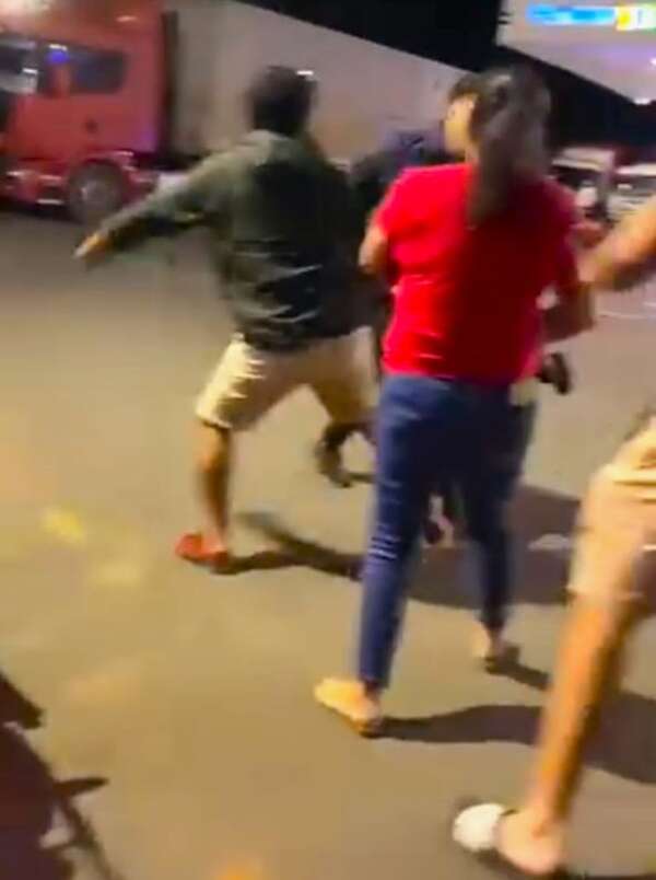 Video: dos mecánicos pelean con golpes de puño frente a menores de edad en Carapeguá - Nacionales - ABC Color
