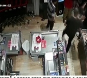 Valiente empleado de minimercado redujeron a golpes a delincuente - Paraguay.com
