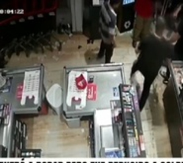 Valiente empleado de minimercado redujeron a golpes a delincuente - Paraguay.com