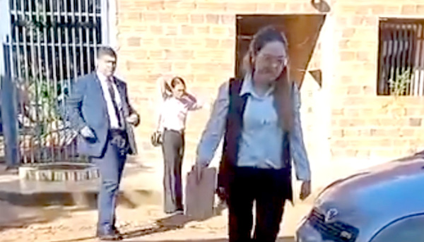 Ujier se extralimita en sus funciones y arrebata a la fuerza a un niño de 9 años de sus abuelos - La Clave