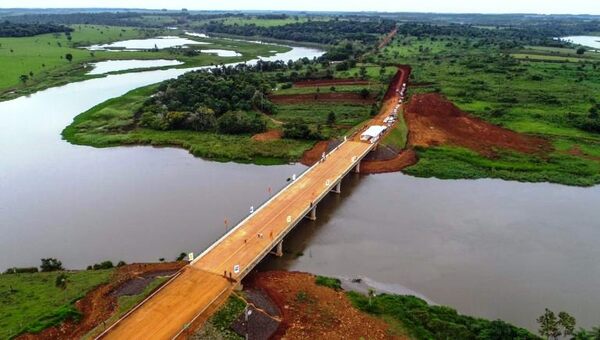 El puente sobre el río Acaray, un símbolo de la desidia gubernamental - La Clave