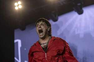 Peso Pluma se fracturó un pie mientras cantaba en un festival en Nueva York - Música - ABC Color