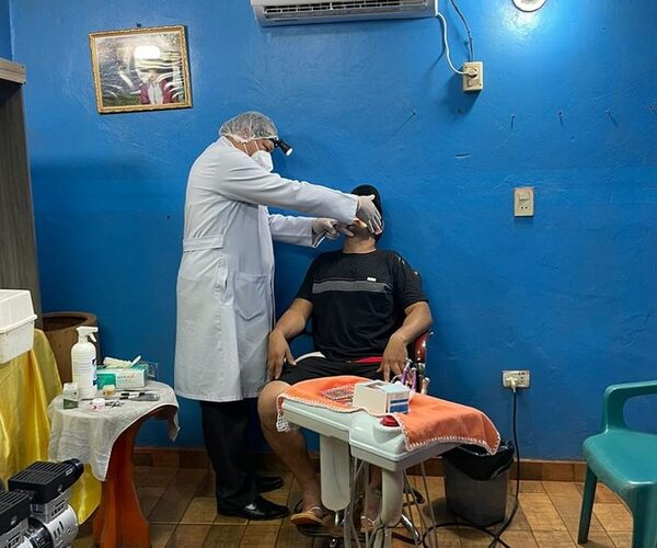 Equipo odontológico asiste a familias de San Alberto