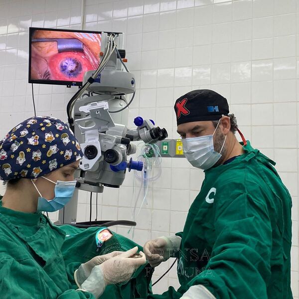 De urgencia, realizaron trasplante de córneas por mal uso de lente de contacto - trece