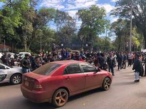 Conductores de plataforma se manifiestan contra proyecto de ordenanza que limitaría el servicio - ABC en el Este - ABC Color