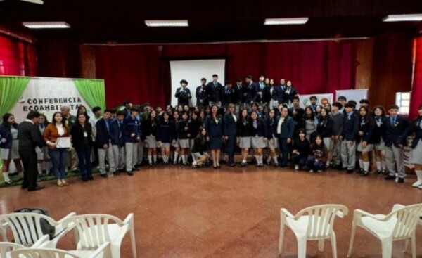 Estudiantes realizan charla sobre preservación del Medio Ambiente