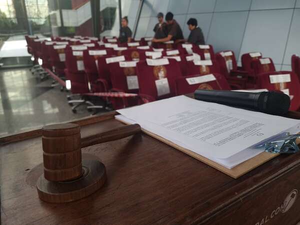 Subasta en el Congreso: sepa qué políticos aprovecharon para llevarse una silla de “recuerdo” - Política - ABC Color