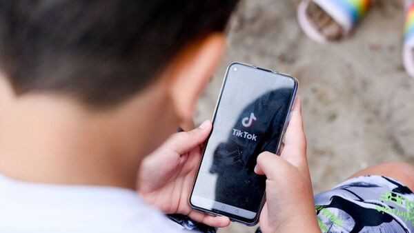 “Mi marido se pasa viendo su TikTok y me ignora totalmente”