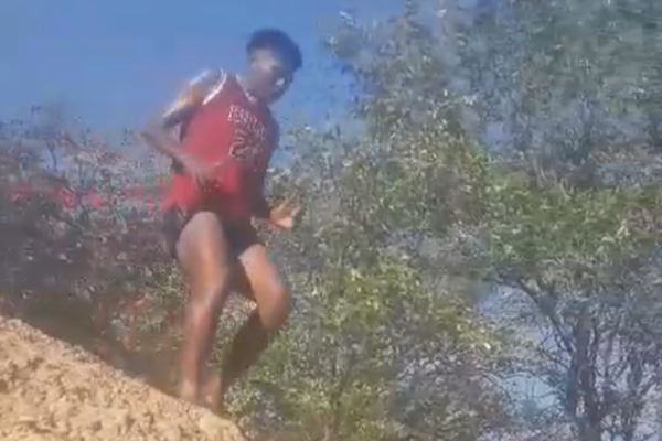 ¡Dedicación inquebrantable! Joven de la comunidad La Armonía anhela llegar al fútbol profesional