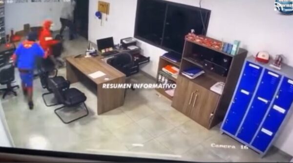 Vestido de Spiderman peló estación de servicios en Hohenau con sus cómplices