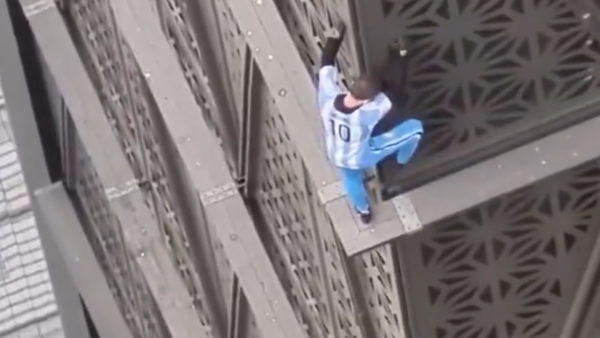 Influencer escala un edificio en Buenos Aires solo con sus manos, sin arnés