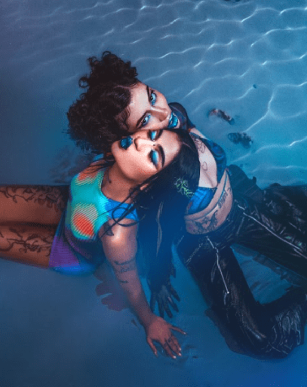 BENDITA MALDICIÓN DE MILKSHAKE UN ÁLBUM CONCEPTUAL CON DOS CARAS, LADO A Y LADO B, CARGADO DE MUSICALIDAD Y SENTIMIENTOS