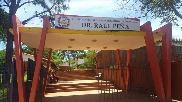 Alumnos toman colegio y exigen renuncia de la directora en Caacupé