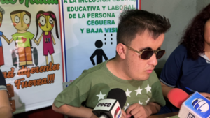 Ejemplo de superación: joven no vidente logra graduarse de abogado y escribano - Unicanal