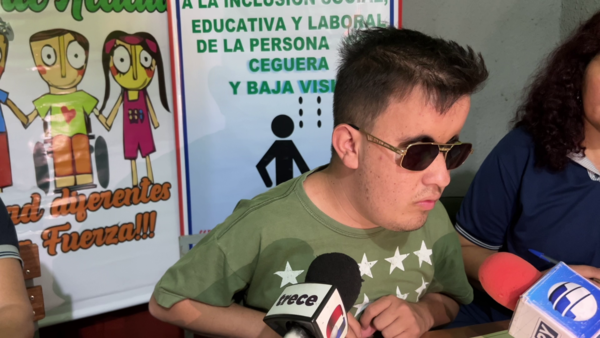 Ejemplo de superación: joven no vidente logra graduarse de abogado y escribano - Unicanal
