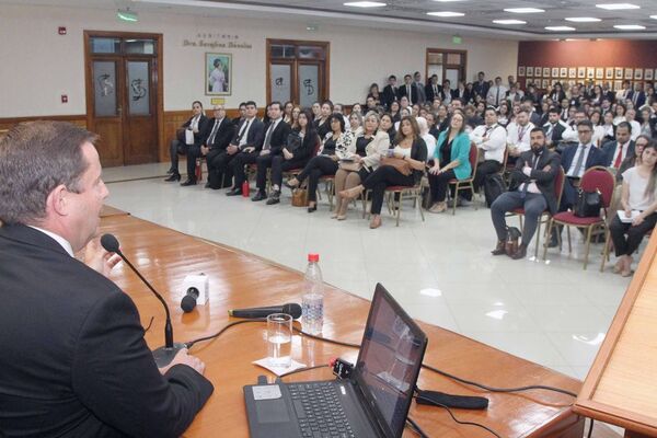 Ministro Martínez Simón expuso sobre ineficacia de los actos jurídicos
