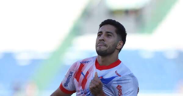 La Nación / Cecilio Domínguez tiene dos ofertas