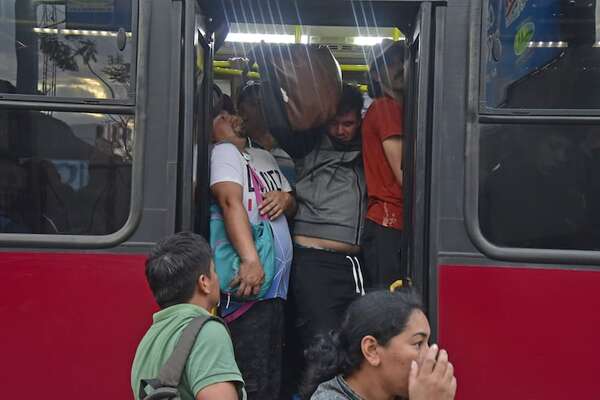 Santiago Peña subsidió US$ 15 millones por 4 meses de reguladas que aún persisten - Economía - ABC Color