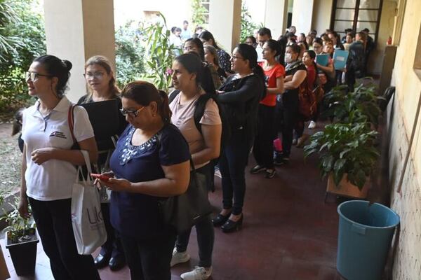 Alta concurrencia para ingreso a la carrera de enfermería en Ministerio de Salud - Nacionales - ABC Color