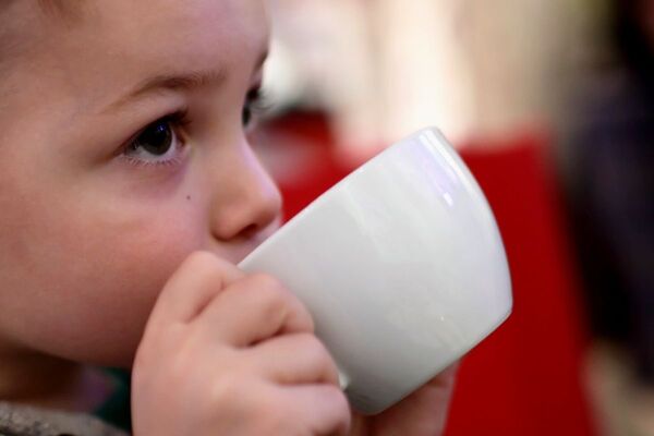 Tras muerte de niña por intoxicación, alertan sobre riesgos de dar infusiones a niños - Unicanal