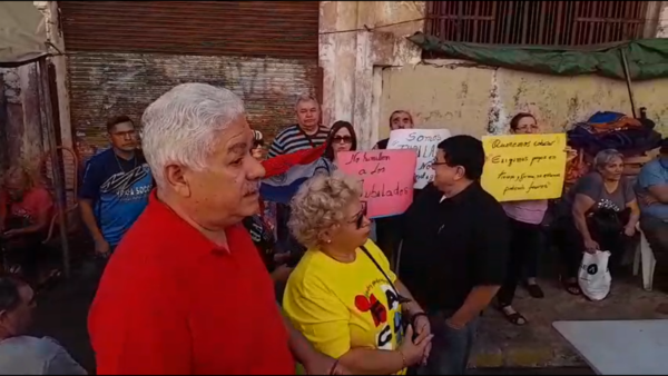 Prosiguen las manifestaciones frente a la Caja de Jubilados Municipales - Megacadena - Diario Digital