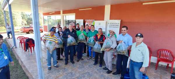 Entidad Binacional Yacyretá entrega alevines de Pacú a piscicultores de Nueva Alborada