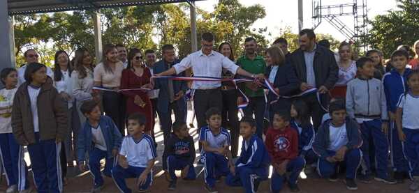 Municipalidad inauguró tinglado con pista deportiva en Escuela Braulio Mendoza Areco