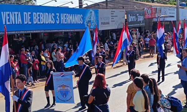 Desfilan en recordación a la Paz del Chaco