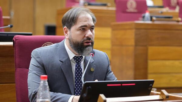 Ministro de Justicia brinda su respaldo a proveedor fantasma de "detergentes de oro"