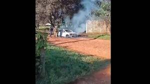 Tres ñatos quemaron un auto y rajaron