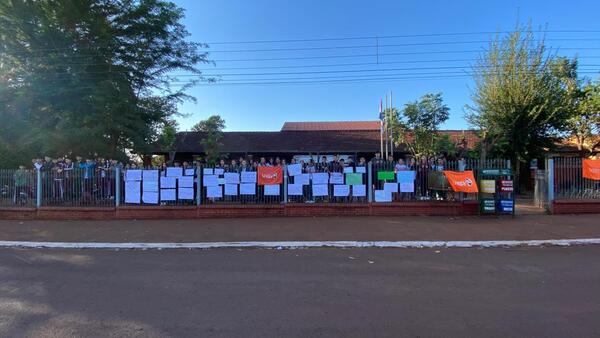 Estudiantes toman un colegio en Natalio para reclamar rubros